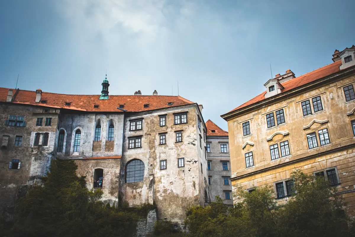 Edificios del castillo de Český Krumlov sobre el casco histórico