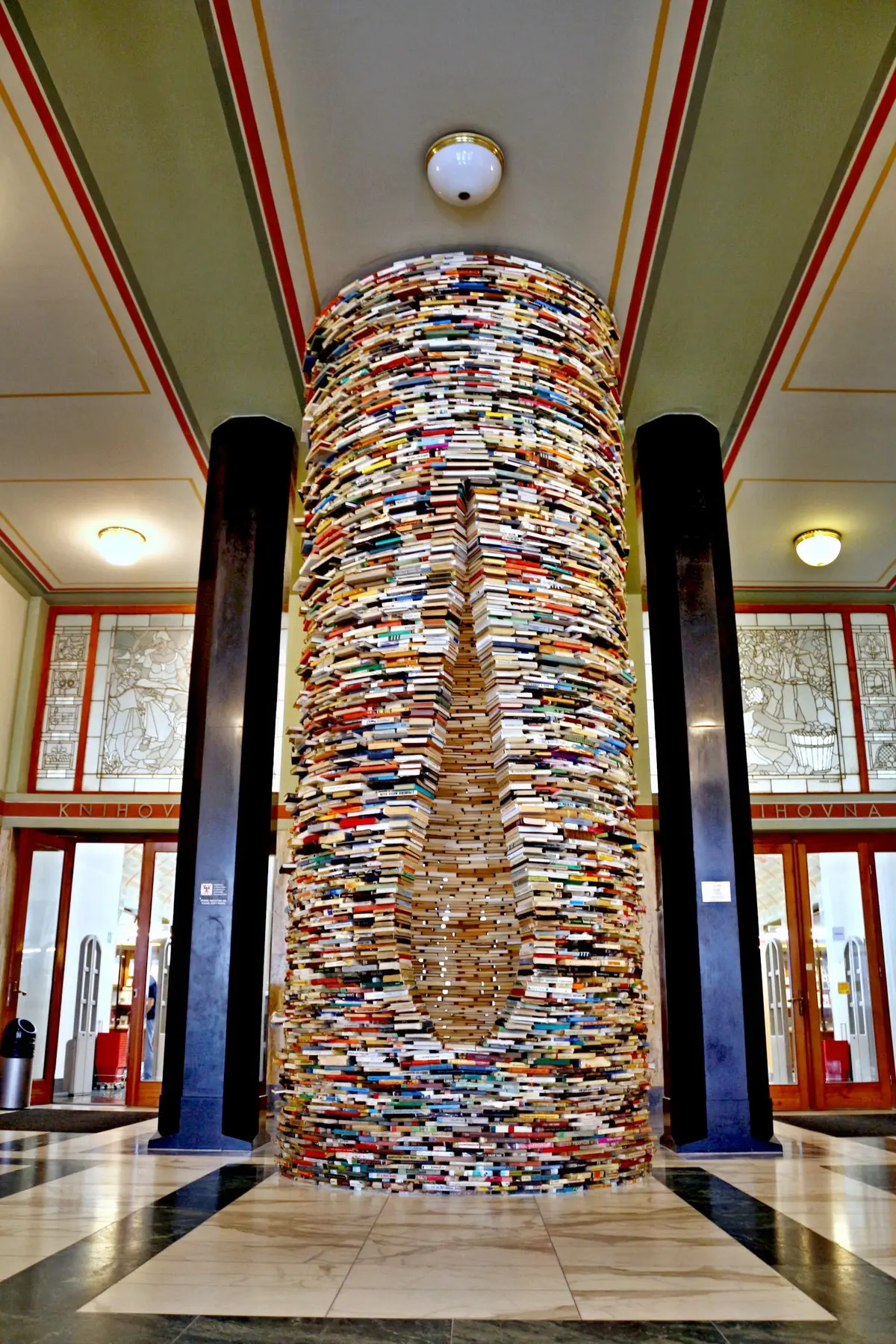 La columna de libros de Idiom en el vestíbulo de la Biblioteca Municipal de Praga