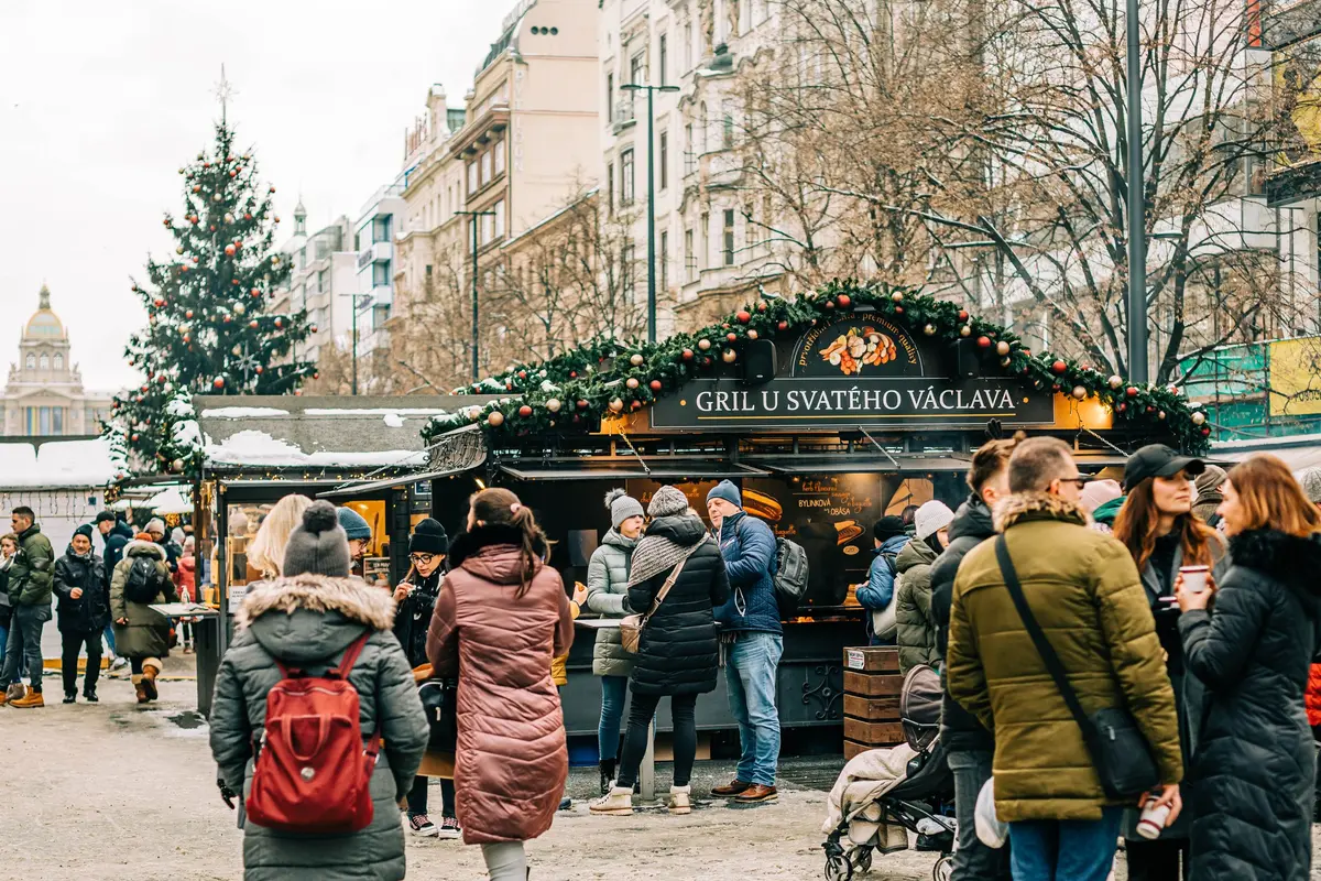 Puesto de comida del mercado navideño de la Plaza de Wenceslao, con el Museo Nacional al fondo