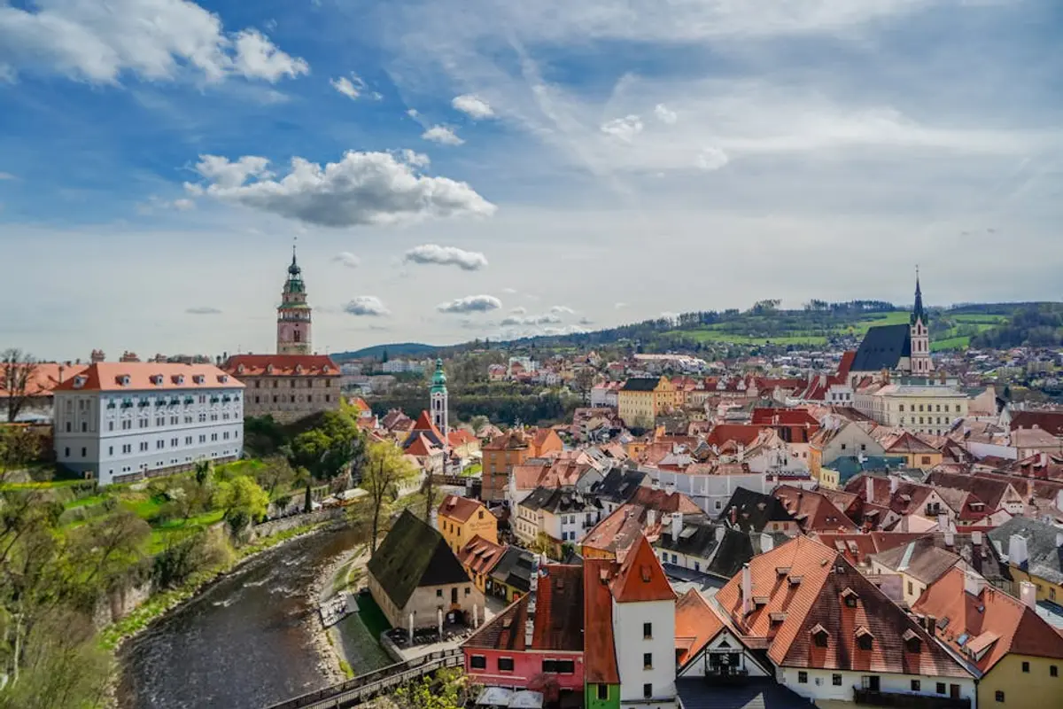 Viajeros en el mirador de Český Krumlov con la vista del meandro del Vltava al fondo