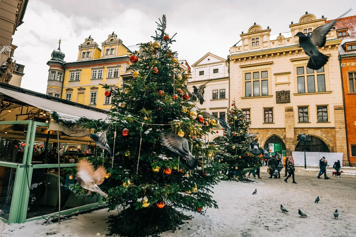 Árbol de Navidad en el centro histórico de Praga en un día de nieve