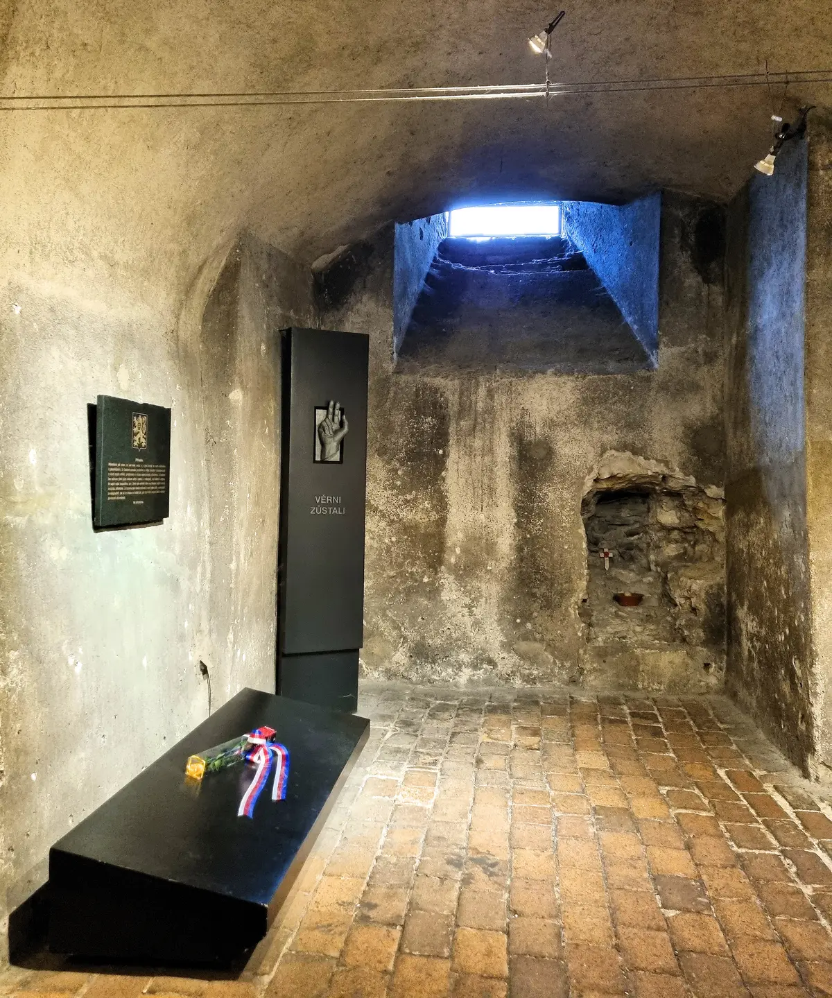 Interior de la cripta de los santos Cirilo y Metodio, con el respiradero por el que las SS intentaron inundarla