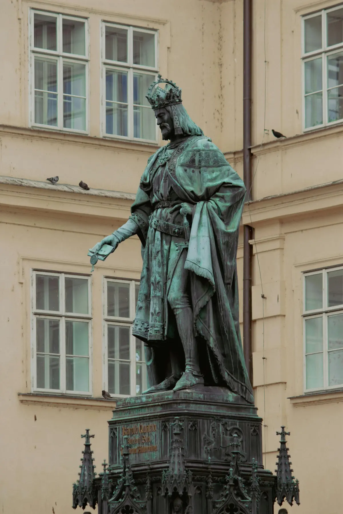 Estatua en Puente de Carlos en Praga construido en el siglo XIV bajo el reinado de Carlos IV