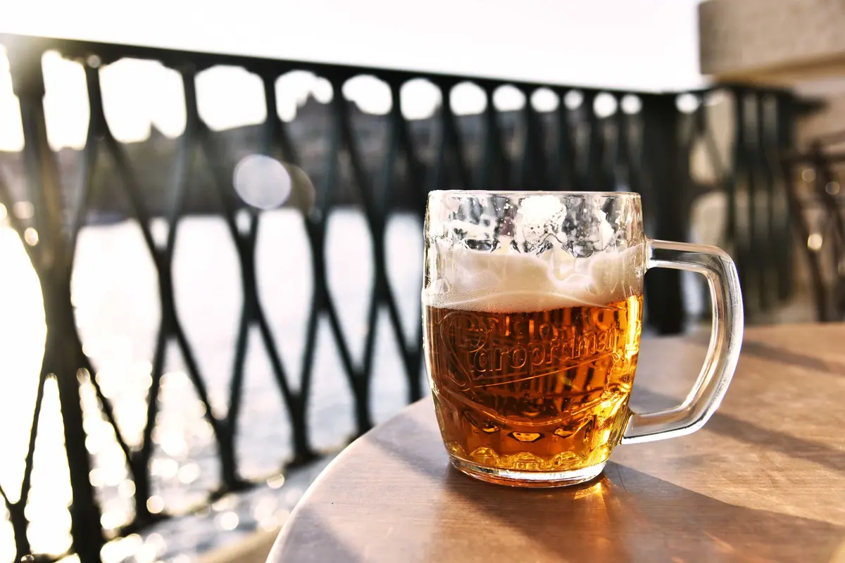 Jarra de cerveza checa en una terraza junto al río Moldava