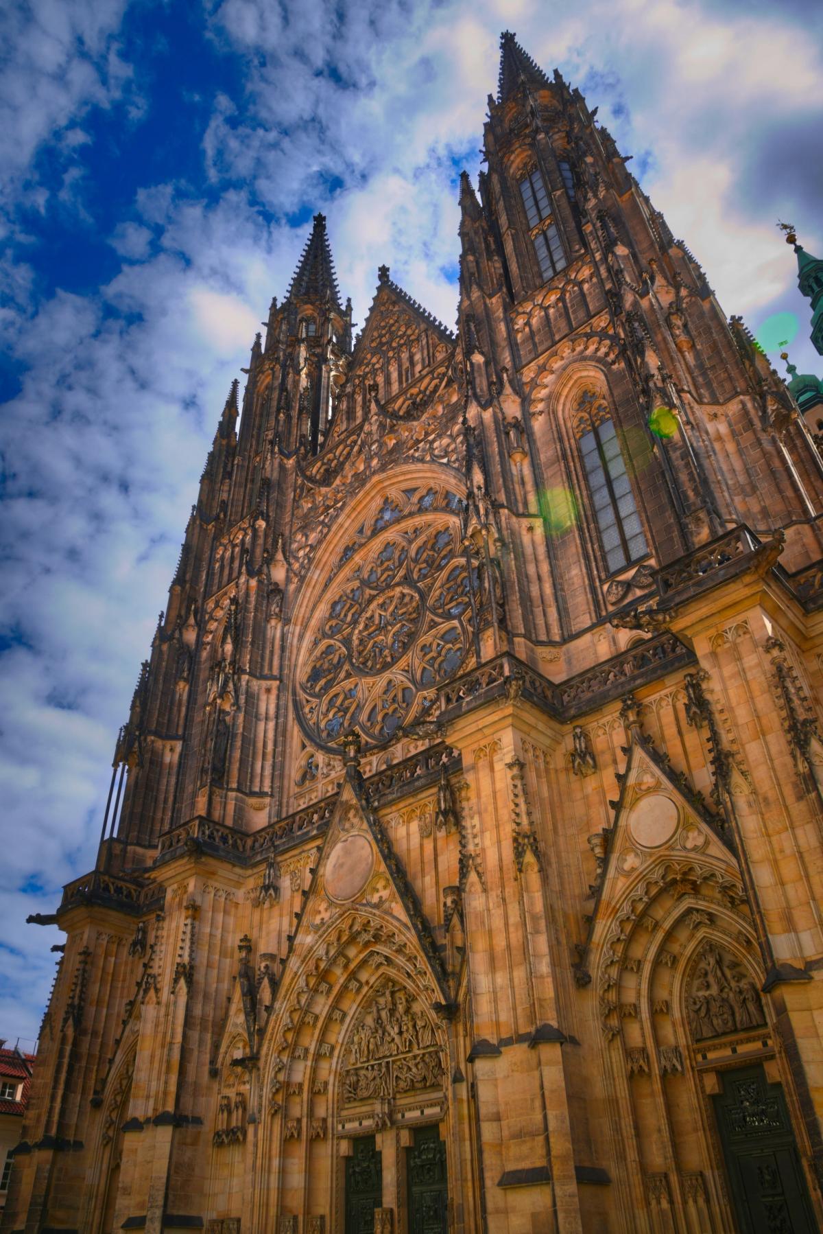 Fachada frontal de la Catedral de San Vito en el Castillo de Praga