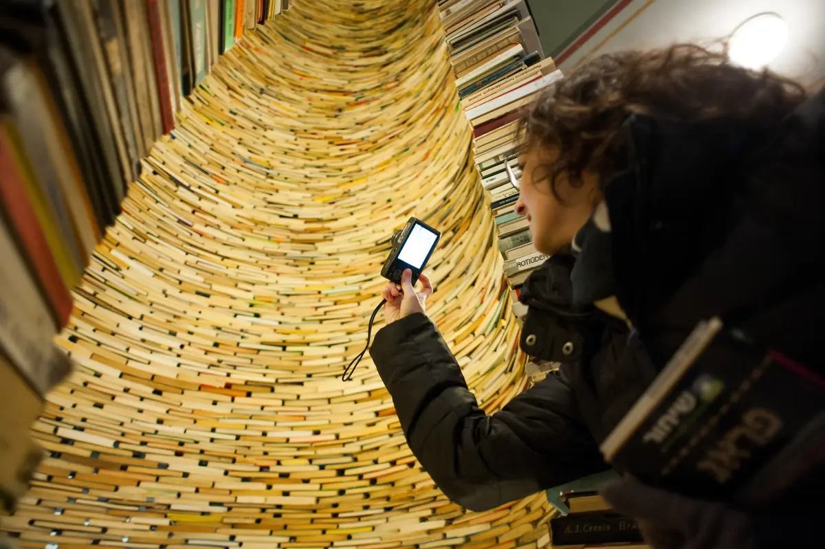 Viajera fotografiando el interior de la torre de libros Idiom