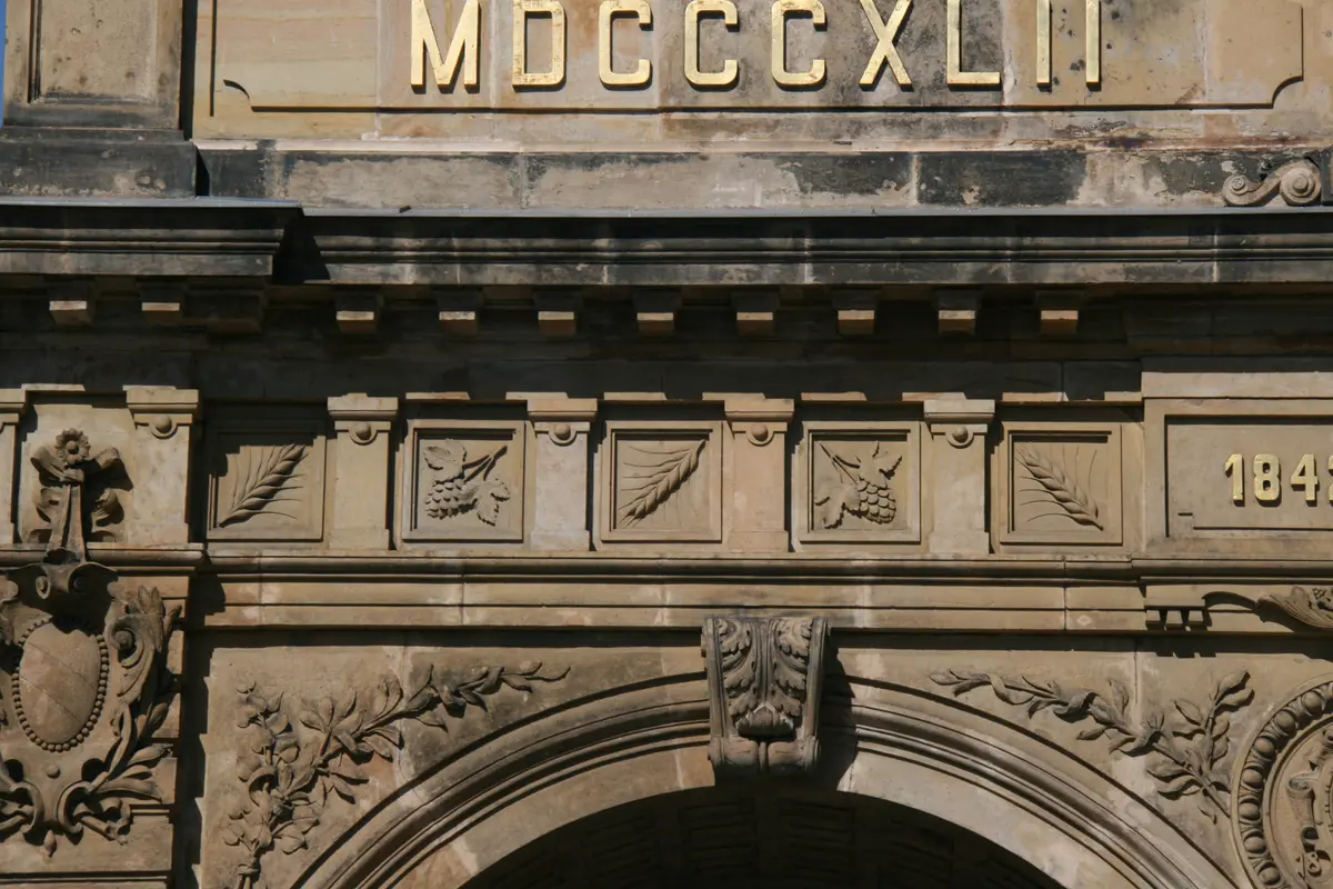 Detalle de la puerta de la fábrica Pilsner Urquell en Plzeň, con la fecha de 1842 en números romanos