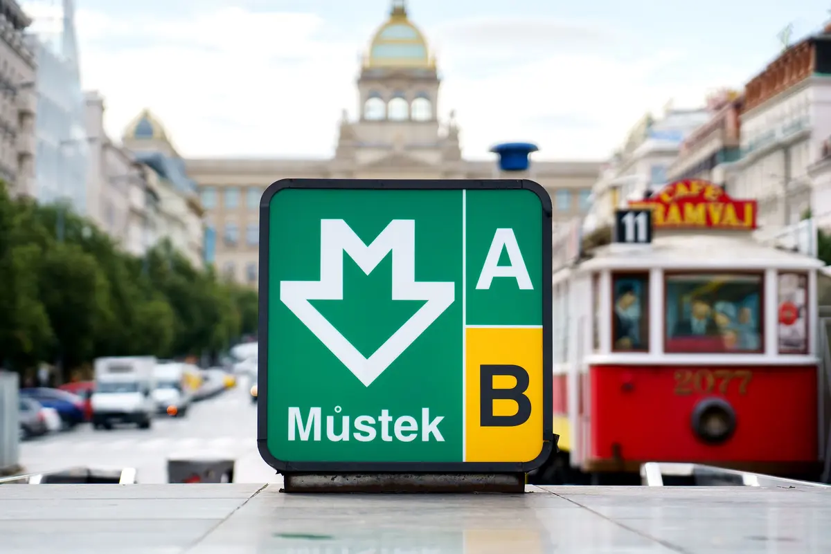 Señal del metro Můstek (líneas A y B) con un tranvía en el centro de Praga