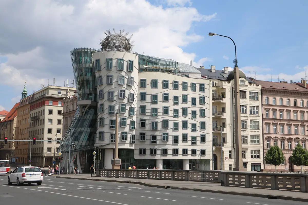 Casa Danzante de Praga junto al río Moldava