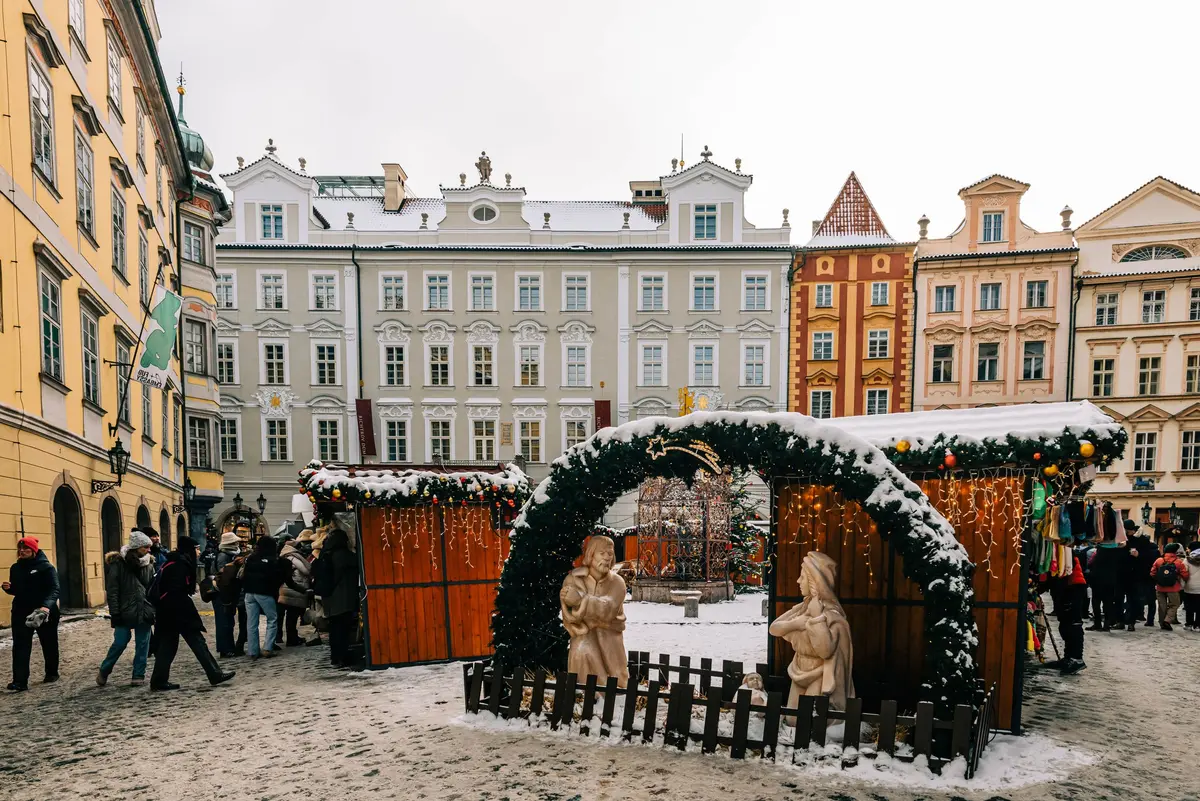 Mercado navideño con nieve en la Ciudad Vieja de Praga
