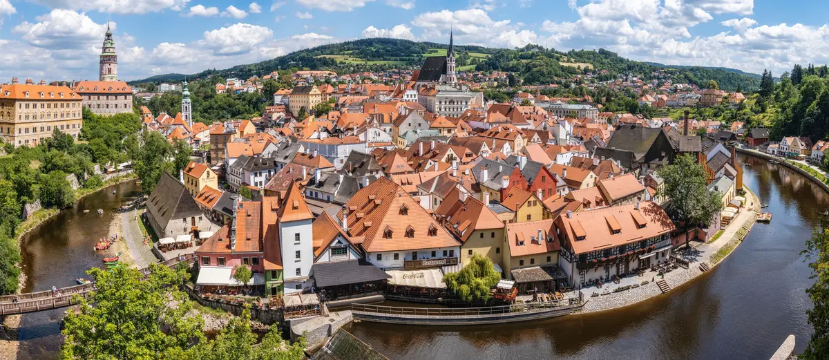 Český Krumlov y el meandro del río Moldava visto desde lo alto