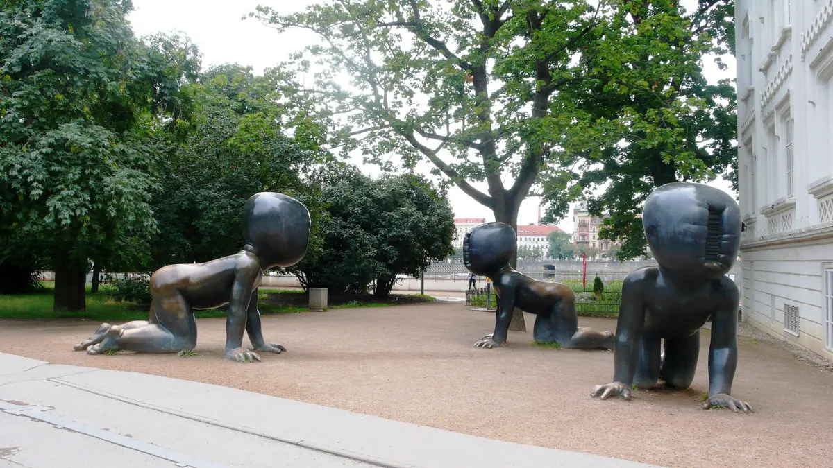 Los bebés gigantes de David Černý delante del Museo Kampa