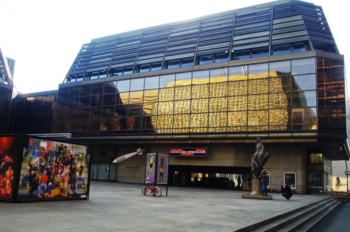 La Nová scéna, el edificio de vidrio junto al Teatro Nacional, sede habitual de la Laterna Magika