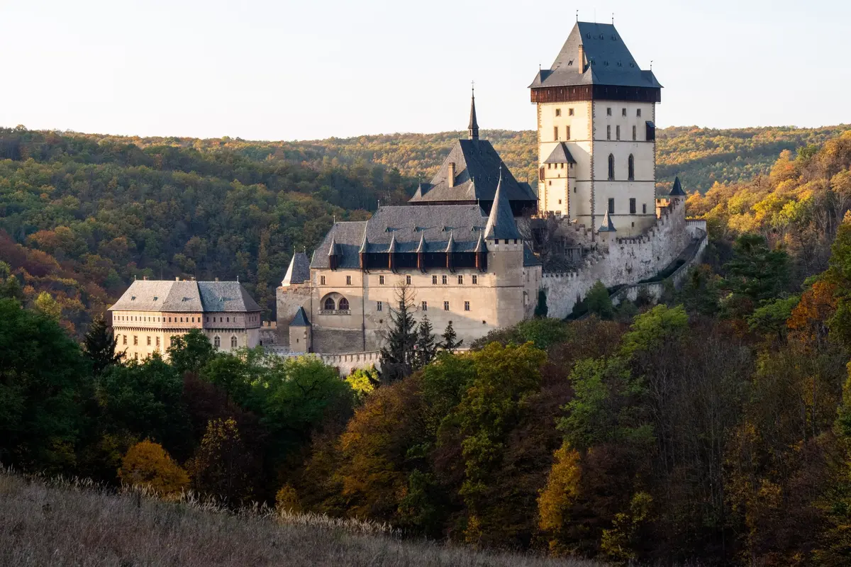 Castillo de Karlštejn sobre el bosque