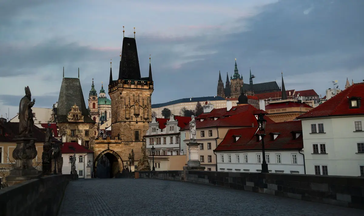 Torres del puente en el lado de Malá Strana, con el Castillo de Praga al fondo