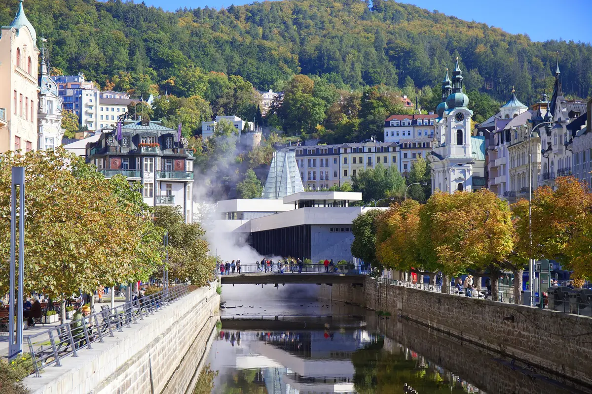 Karlovy Vary, con sus edificios de colores junto al río Teplá