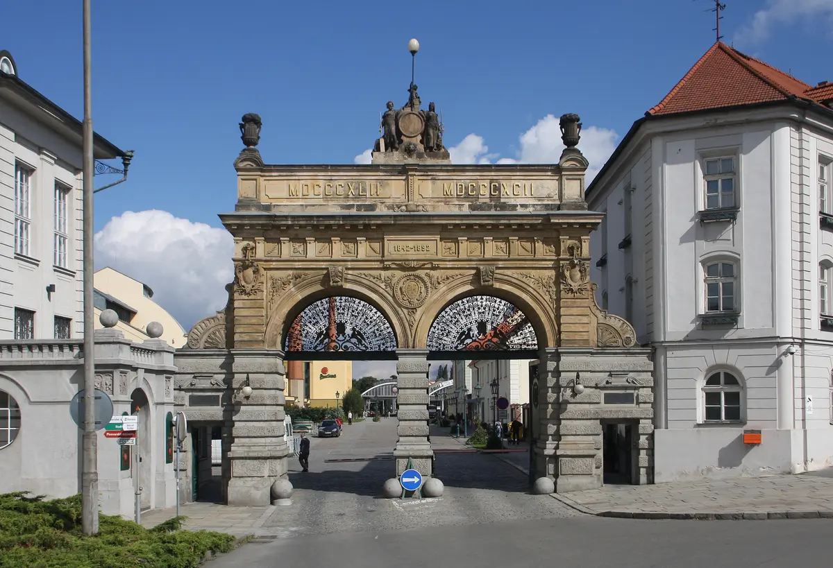 Puerta de la fábrica de cerveza Pilsner Urquell en Plzeň