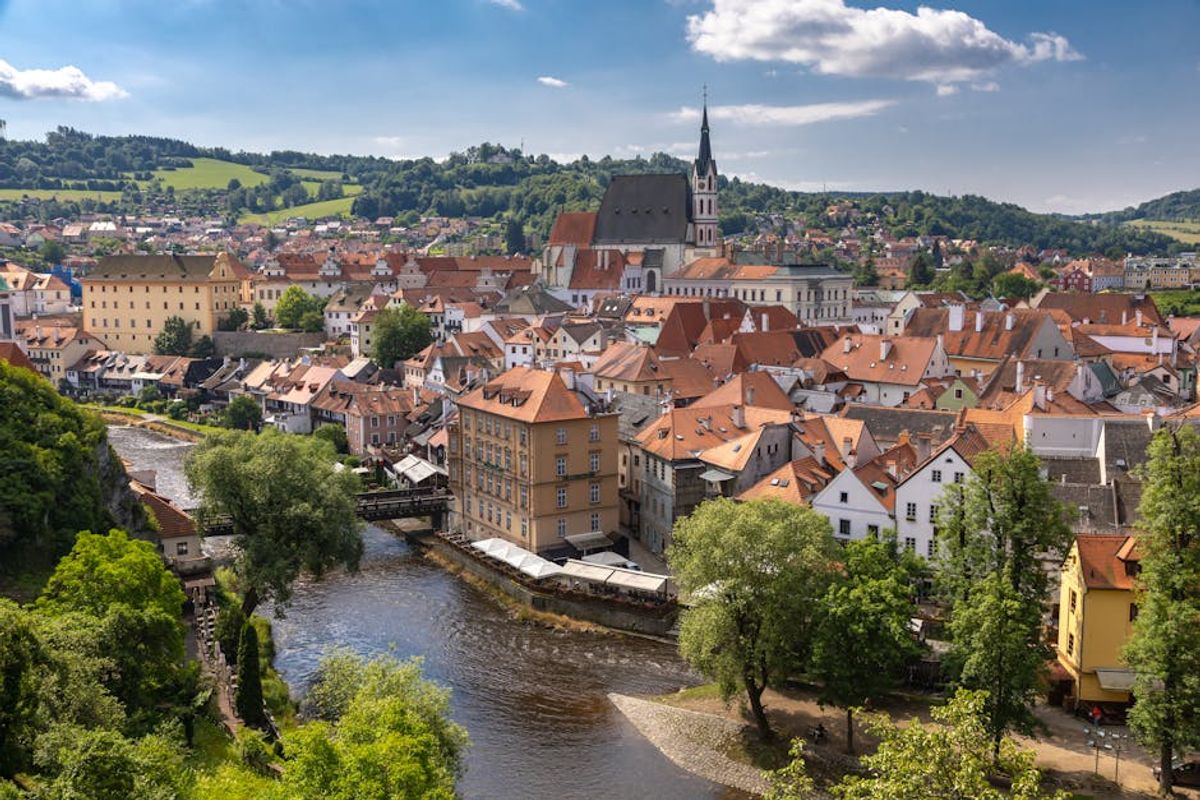 Viajeros en el mirador de Český Krumlov con la vista del meandro del Vltava al fondo