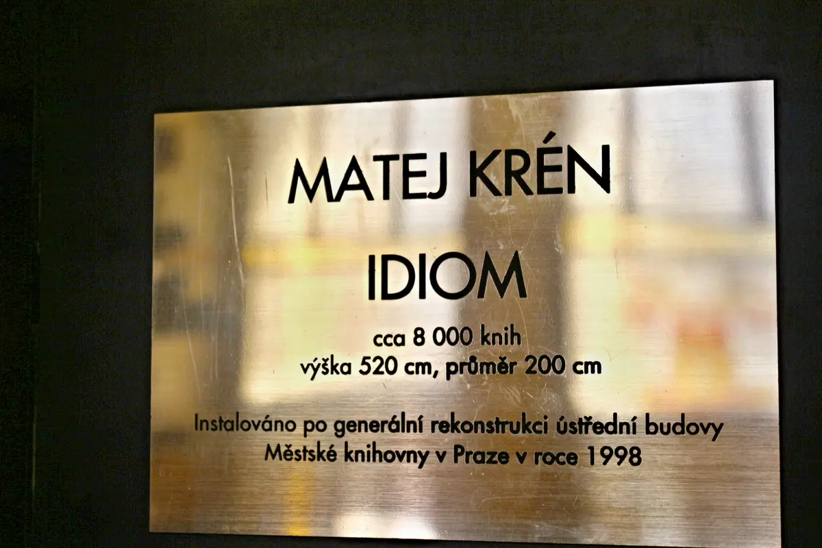 La placa de la instalación Idiom de Matej Krén: unos 8.000 libros, 520 cm de alto y 200 cm de diámetro