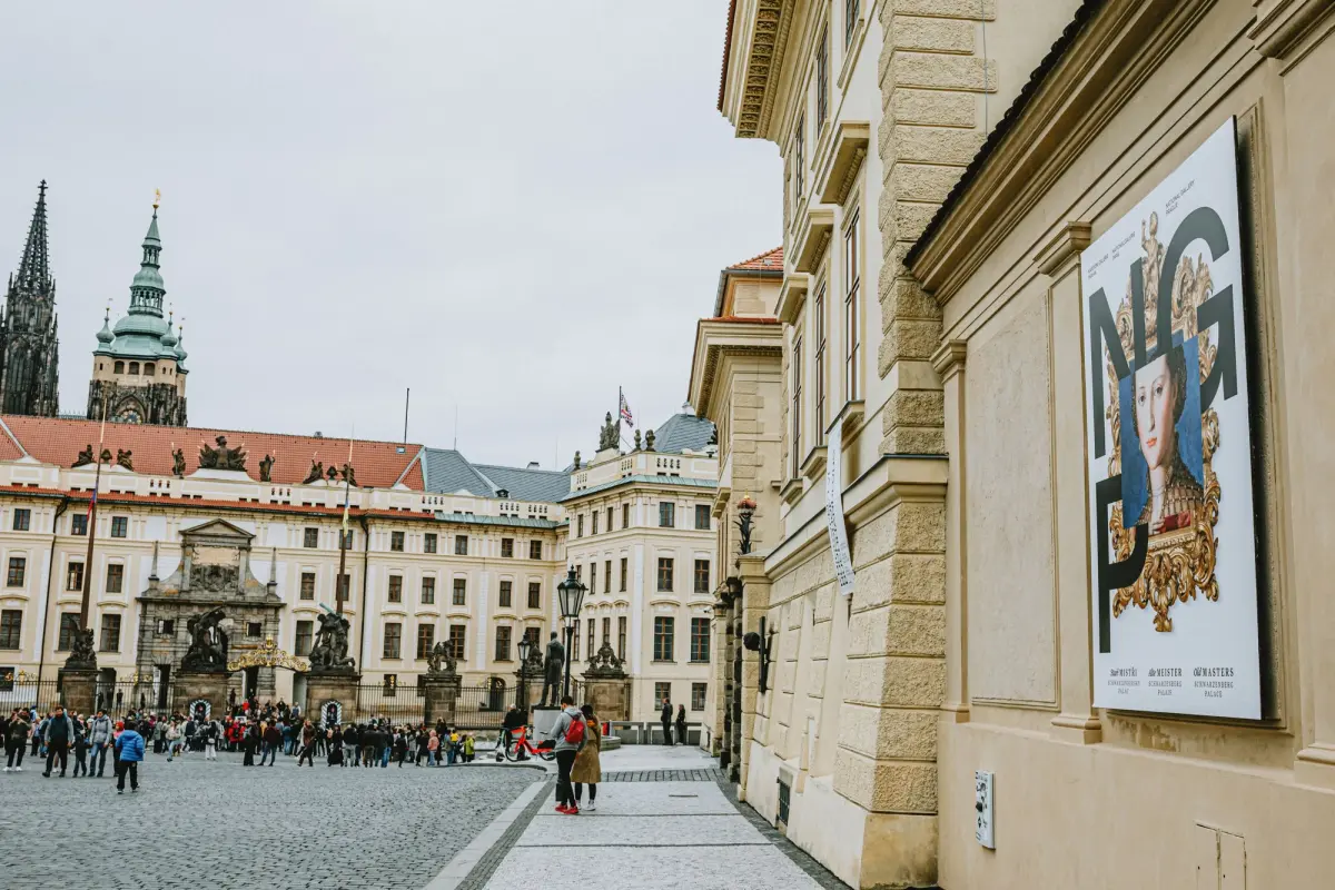 La piazza del Castello (Hradčanské náměstí) davanti all'ingresso principale del Castello di Praga