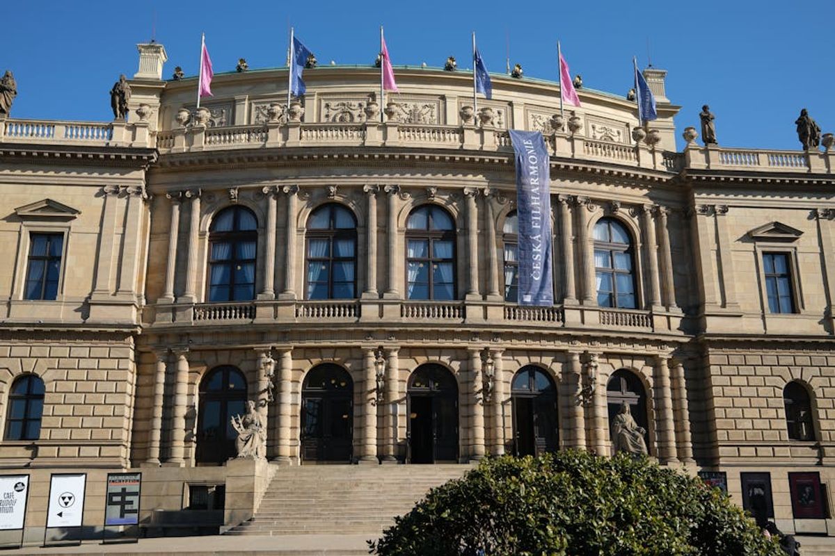Fachada del Rudolfinum, sede de la Filarmónica Checa, junto al río Moldava