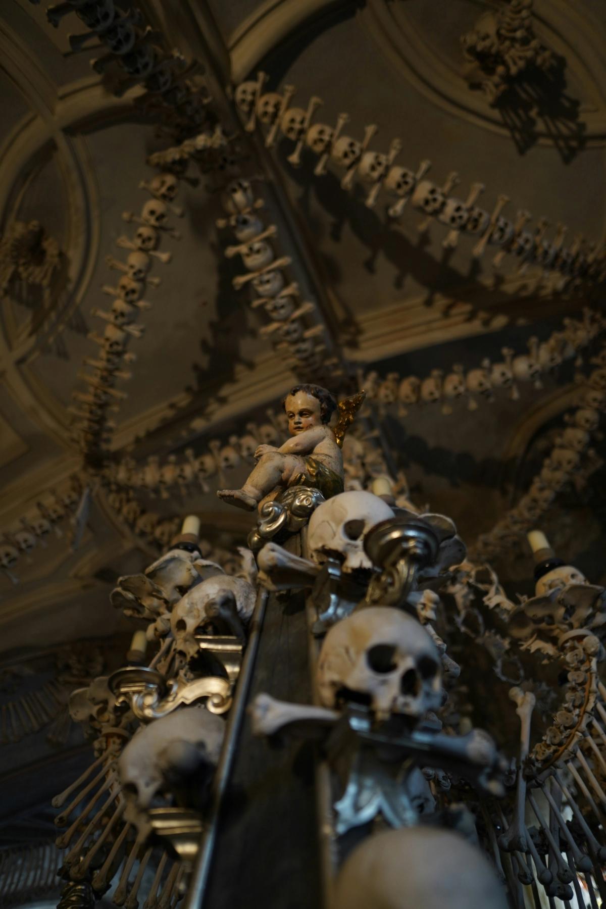 Candelabro hecho con huesos humanos colgando de la bóveda del Osario de Sedlec en Kutná Hora