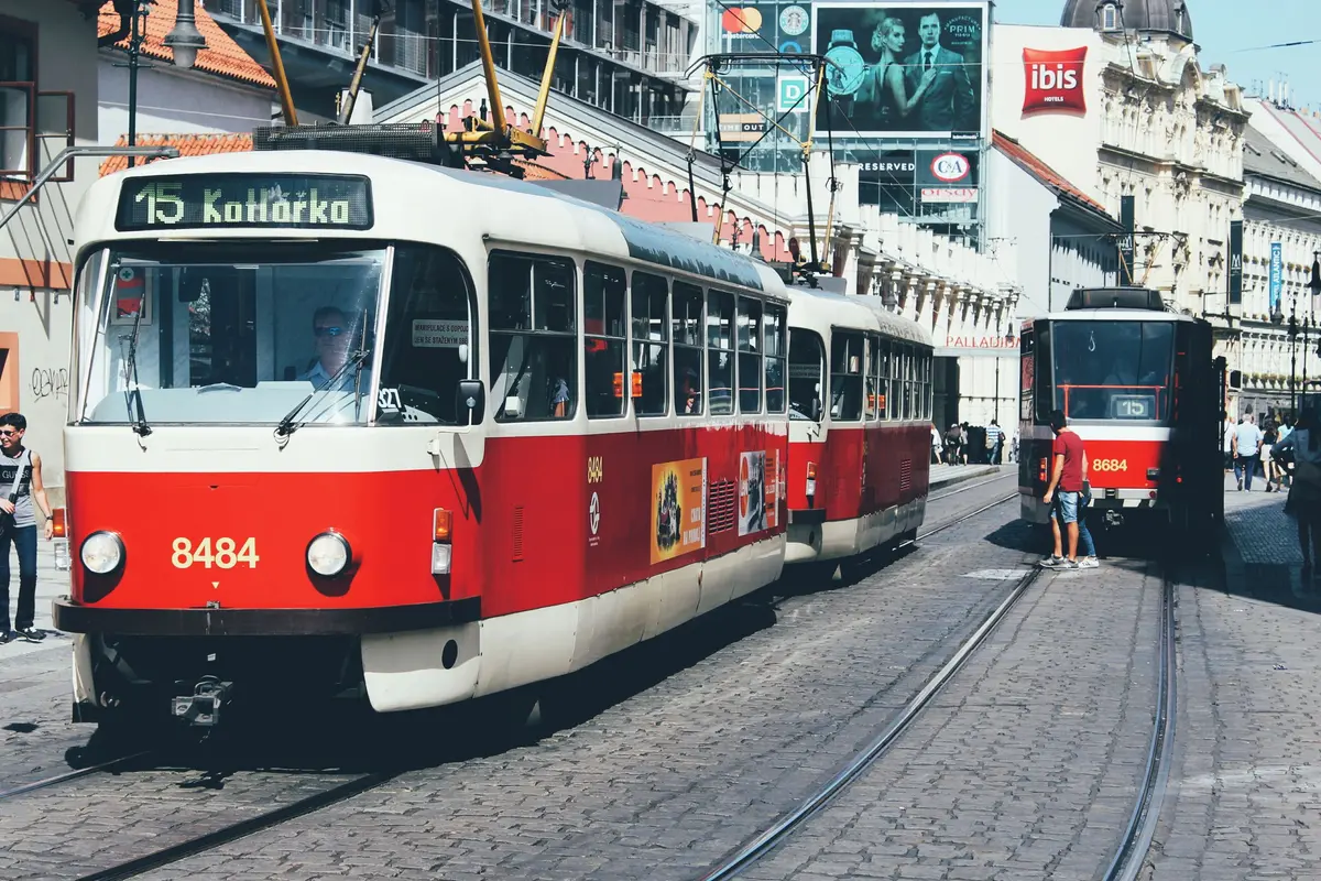 Tranvías rojos por una calle de Praga