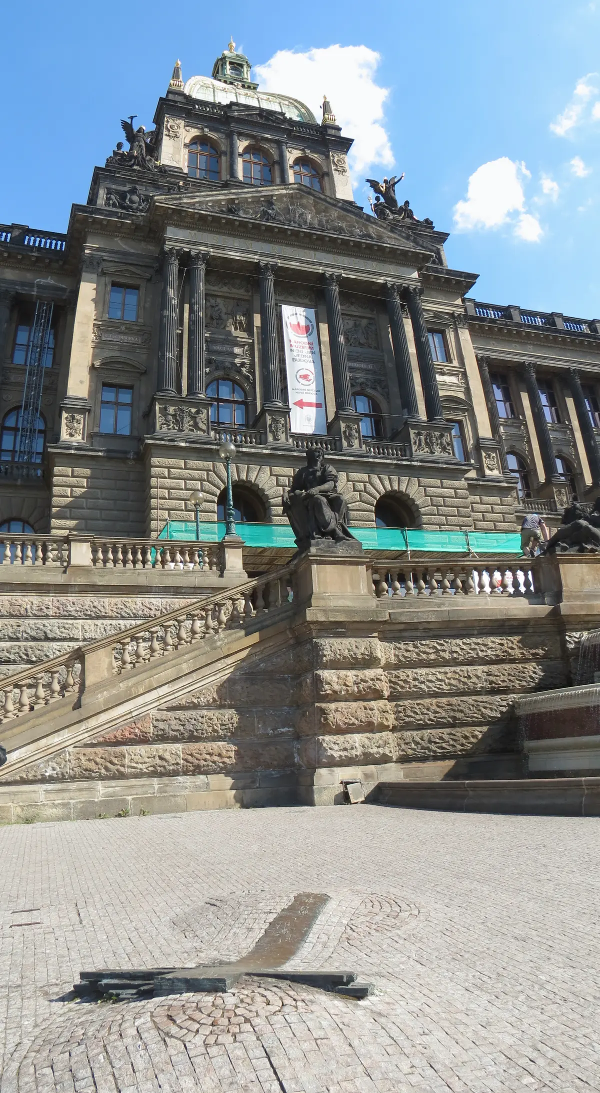 Memorial a Jan Palach y Jan Zajíc delante del Museo Nacional, en la Plaza de Wenceslao
