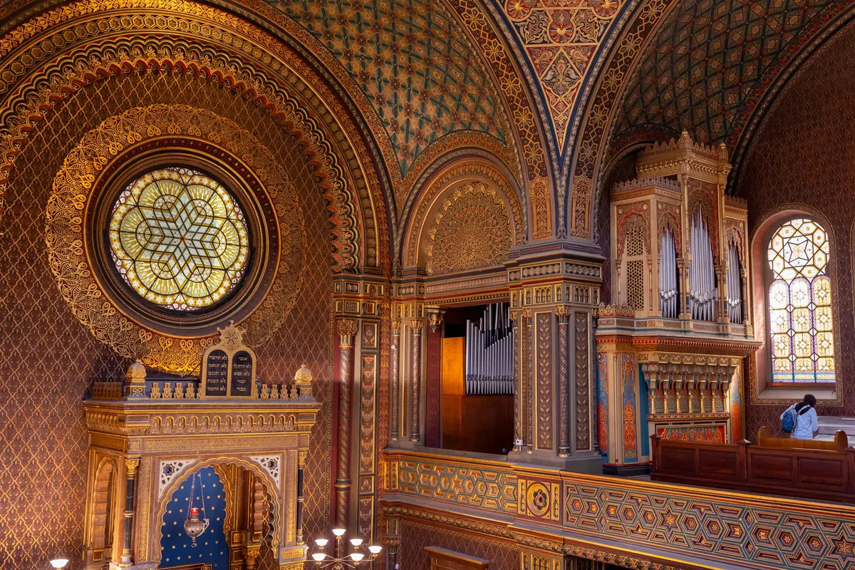 Interior de estilo mudéjar de la Sinagoga Española de Praga