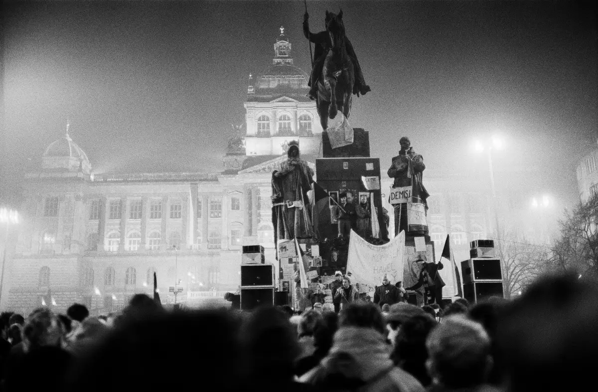 Manifestación nocturna en la Plaza de Wenceslao durante la Revolución de Terciopelo, en noviembre de 1989