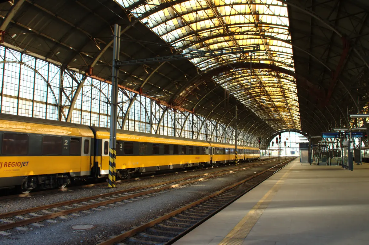 Tren de RegioJet esperando en la estación Hlavní nádraží de Praga