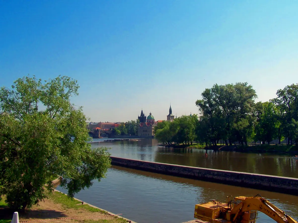 El parque de Kampa a orillas del río Moldava