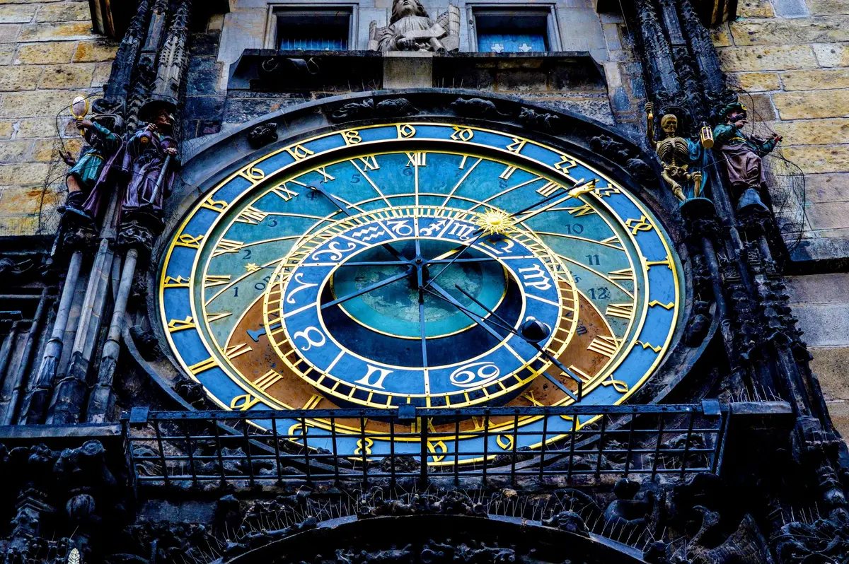 Il quadrante dell'Orologio astronomico con le figure della Vanità e dell'Avarizia ai lati