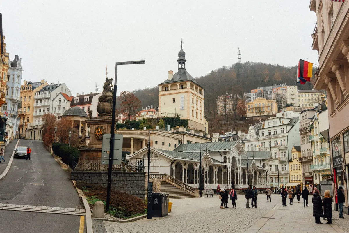 Calle del centro de Karlovy Vary junto al río Teplá