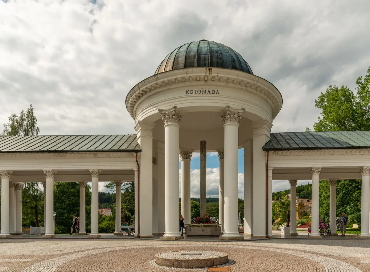Pabellón con columnas en uno de los parques de Karlovy Vary