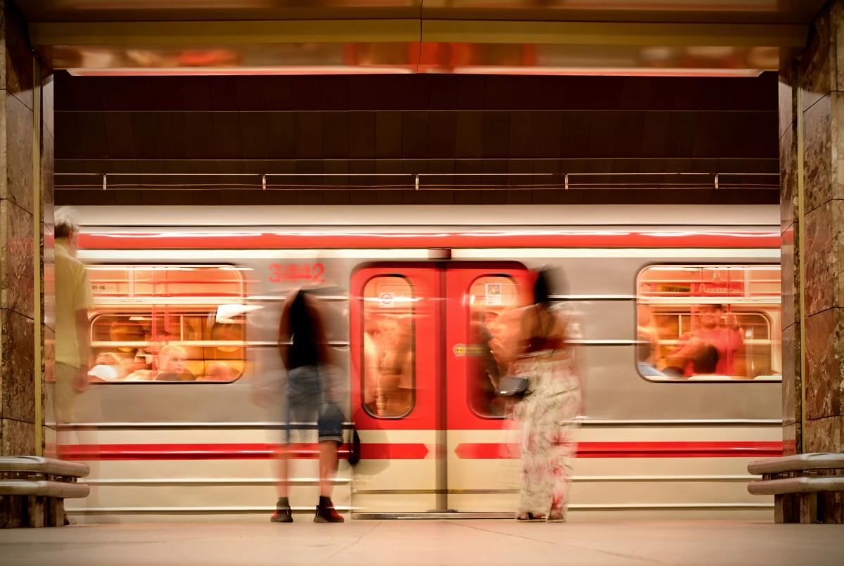 Interior del Metro con un tren pasando de largo