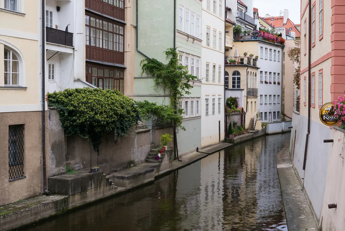 El canal Čertovka entre las fachadas de Malá Strana