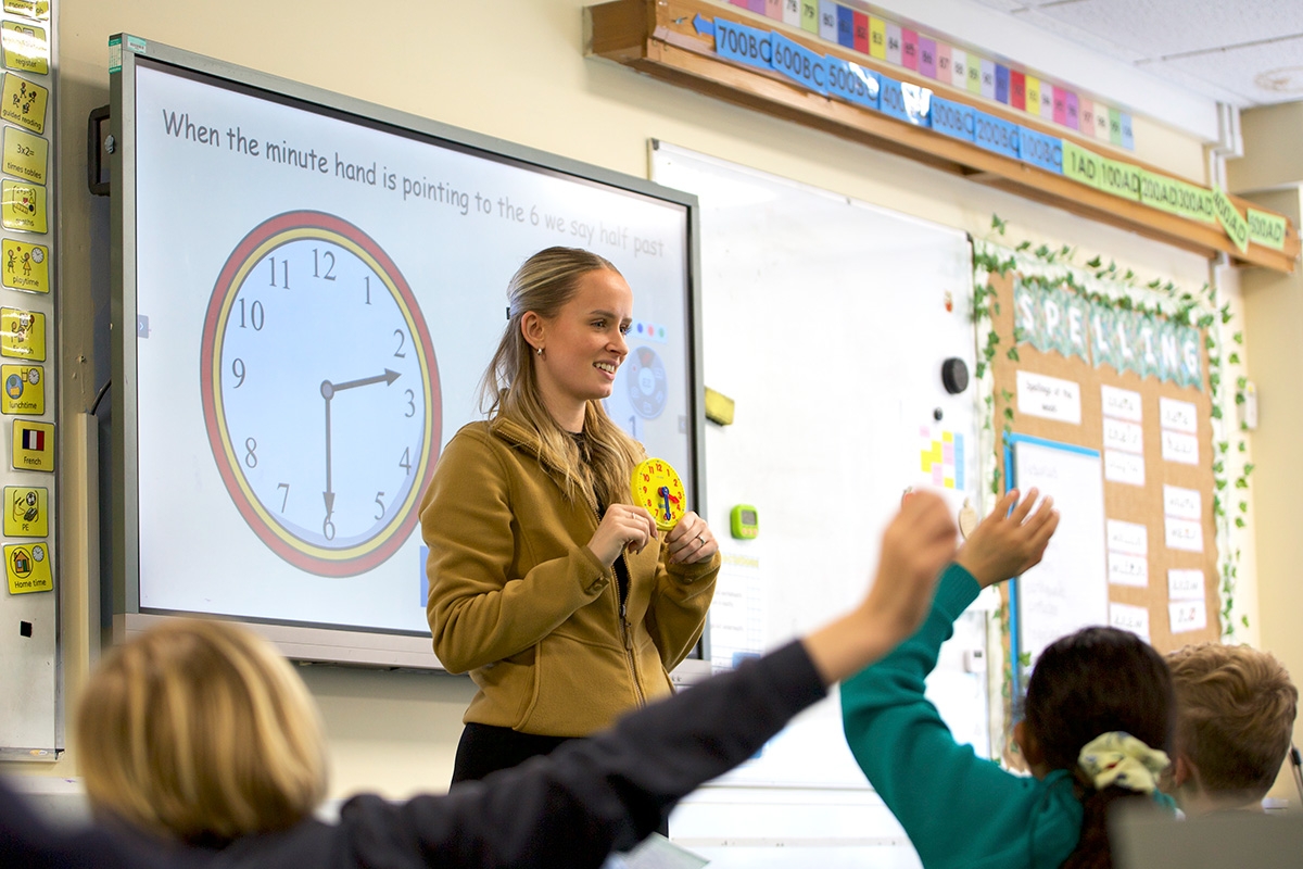 Maths teacher speaking to the class at Muscliff.