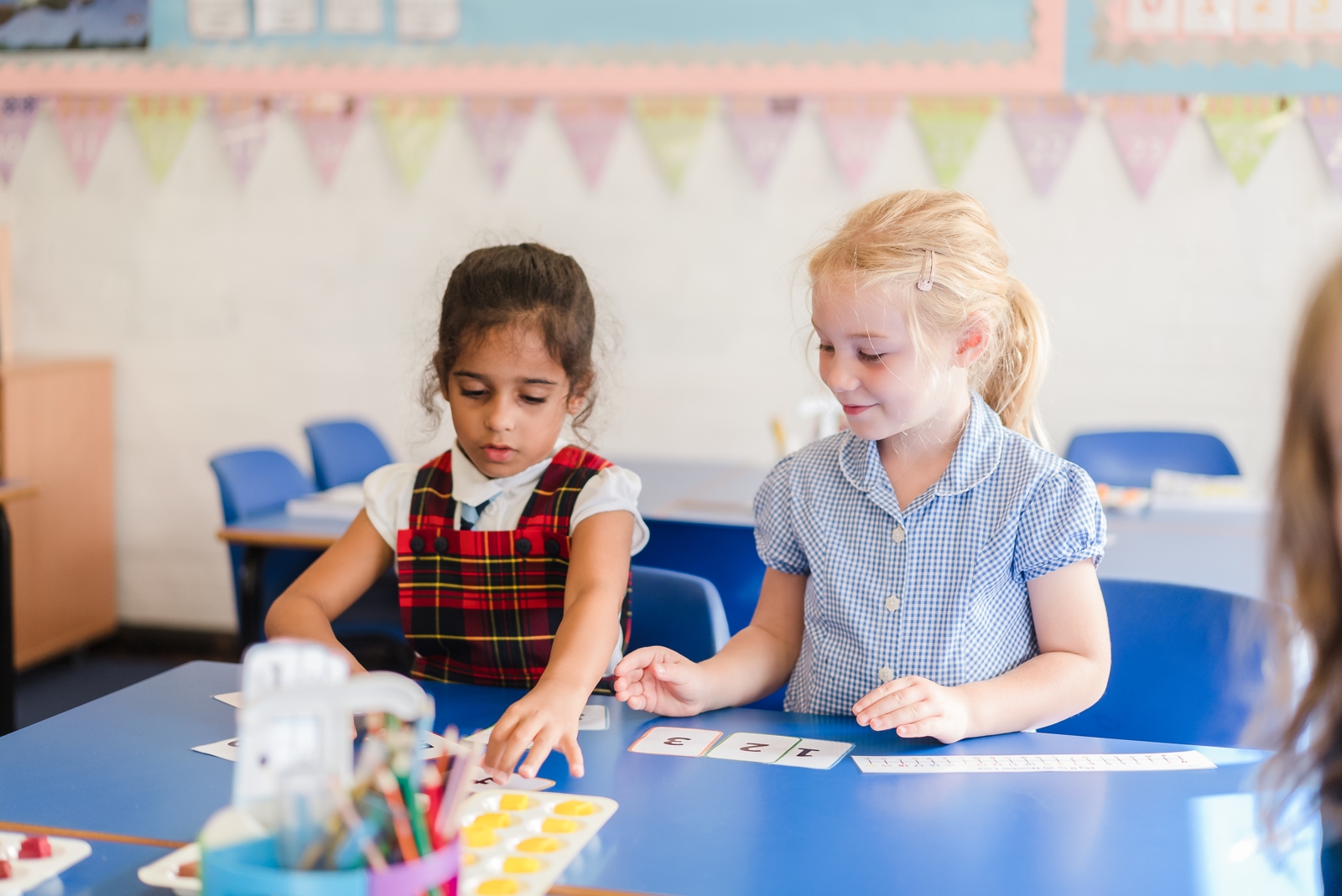 Two female pupils from Aragon working with manipulatives.