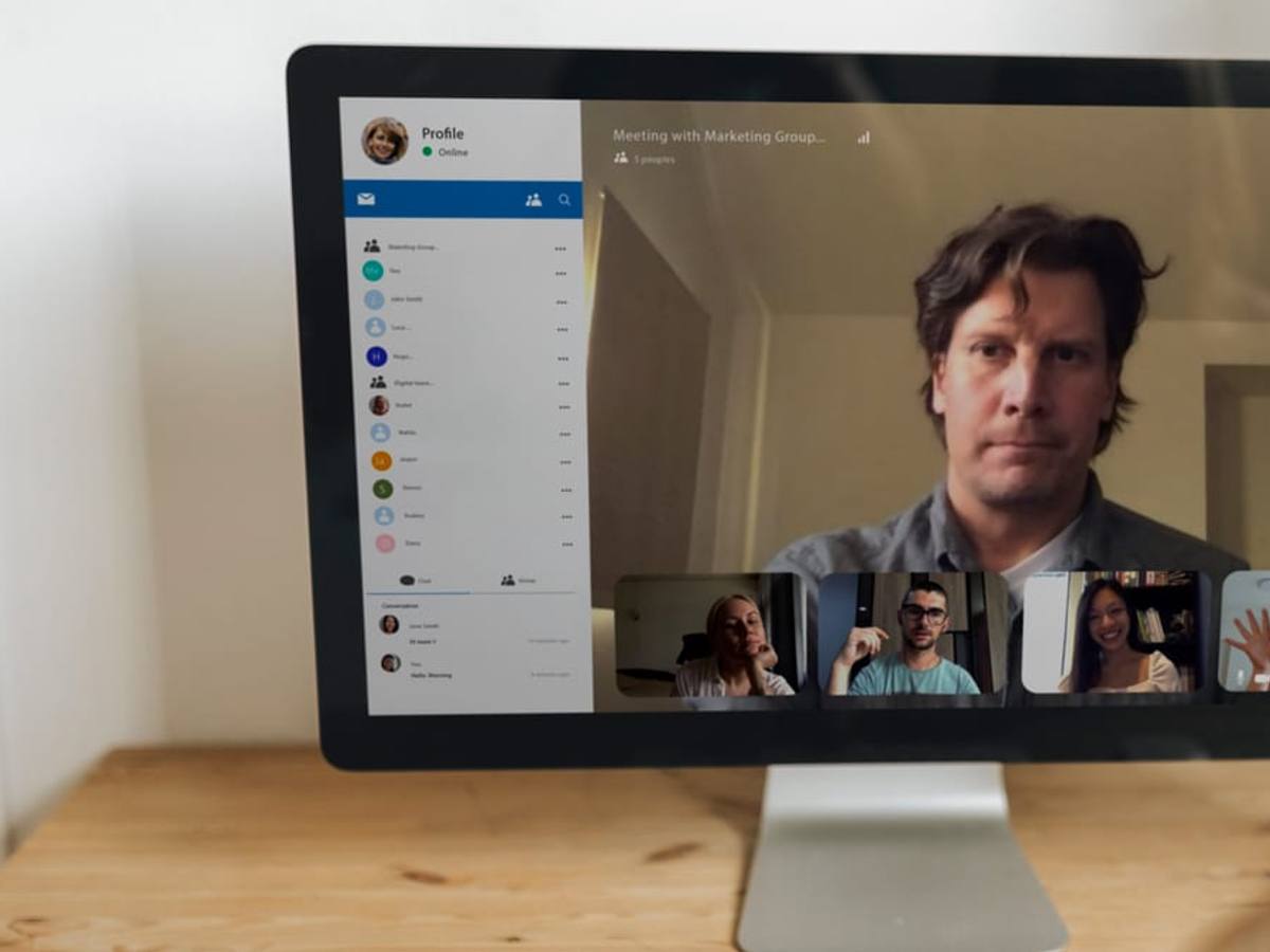 An online meeting on a desktop screen, one speaker and several participants