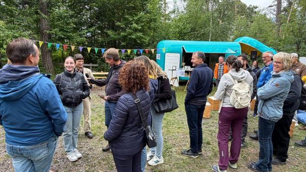 Menschen, welche zusammenarbeite und das iPhone als Hilfsmittel nutzen