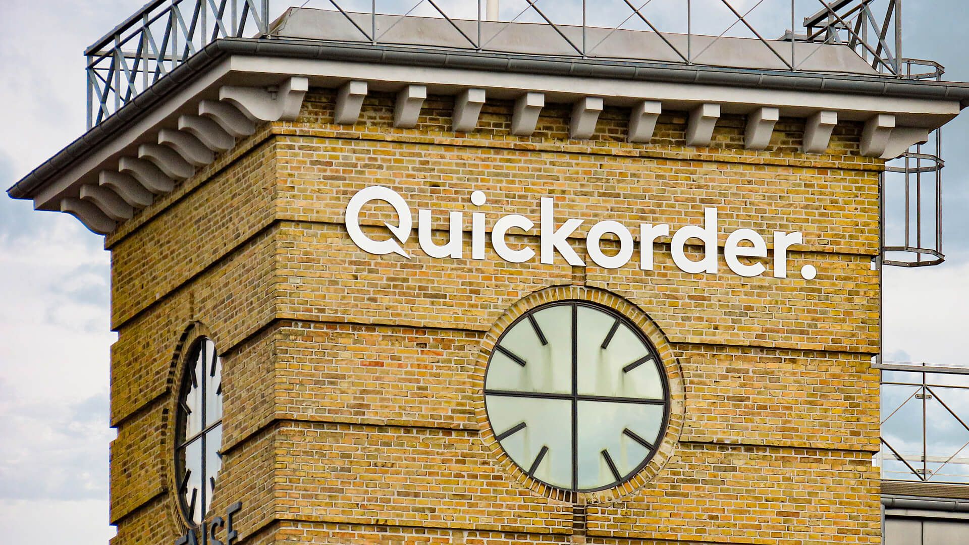 Quickorders hovedkvarter. Klokketårnliknende bygning med quickorder logo på
