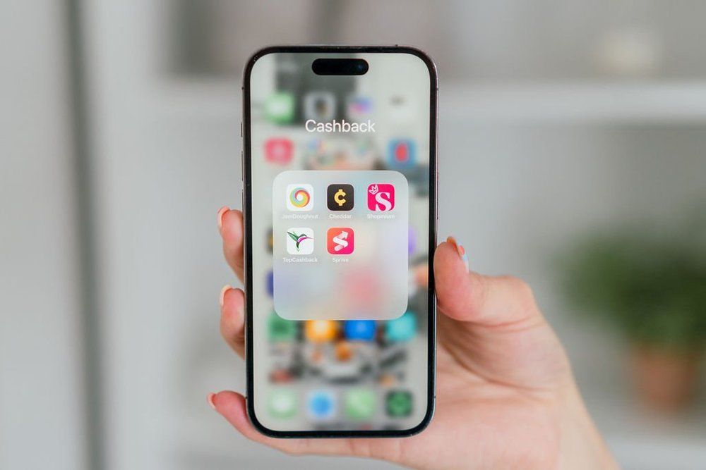 A phone showing cashback apps