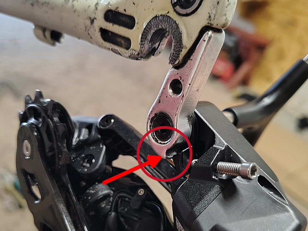 Derailleur hanger with a very small step: not compatible