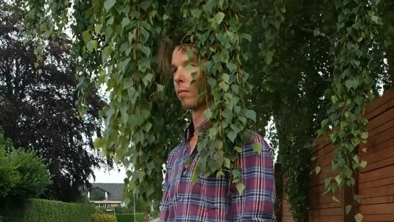 Å gi seg hen til bjørka sin berøring, f.eks. på høyre kinn og på det annet kinn
