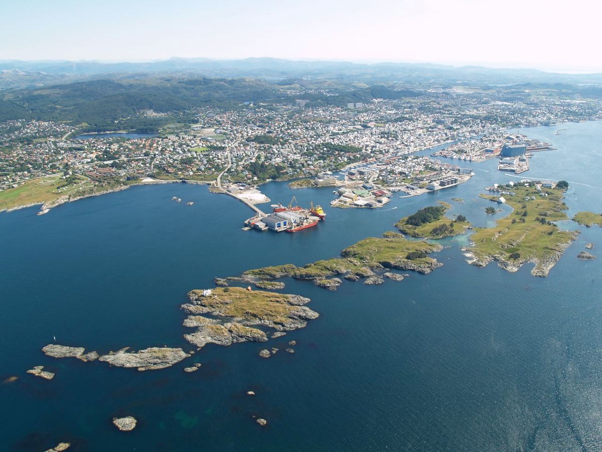 Vibrandsøy er den grønne øyen helt til høyre på bilde. Foto: Widerøe