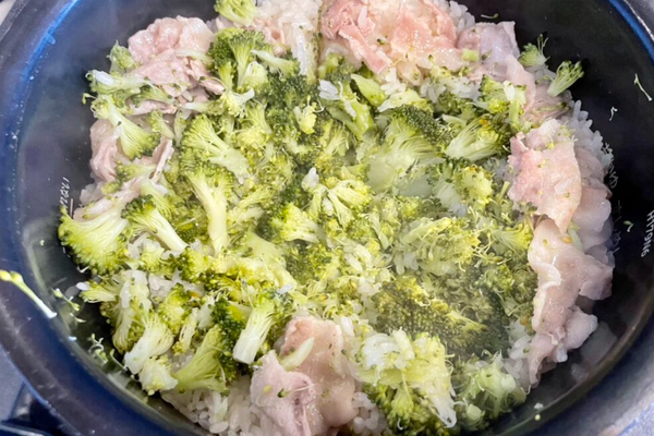 Arroz japonês com brócolis inteiro e barriga de porco