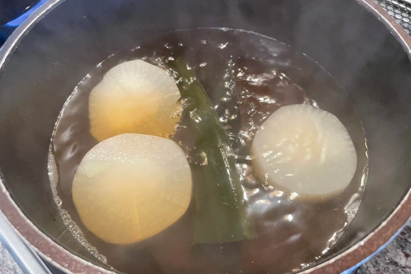 Simmer the daikon.