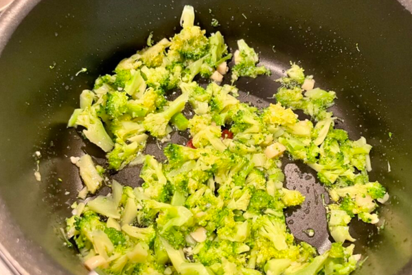 Tender Braised Broccoli with Garlic and Olive Oil
