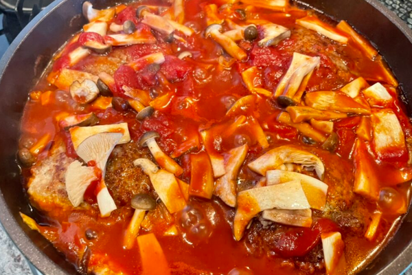 Japanisches Hamburger Steak in Tomatensauce